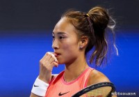 0-2爆冷！郑钦文大溃败，萨巴伦卡保送4强