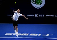 申花主帅出战国际网球大师赛 首轮0-2遗憾出局(图)