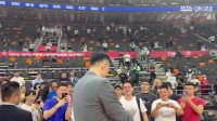固定节目！赛后杜锋和现场球迷大合影❤️