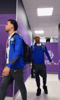 看眼色行事！面对镜头拍摄，露腚的亚马尔赶紧提了提裤子😬